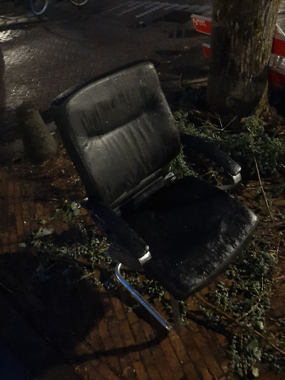 this is the right location of the chair. the other post was theong street