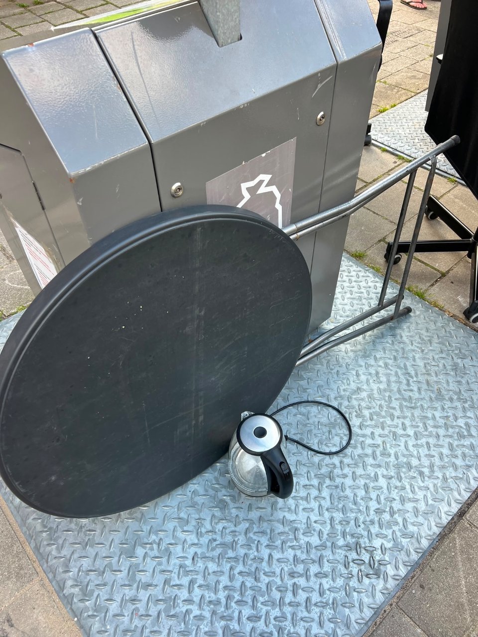 Sta tafel en werkende waterkoker