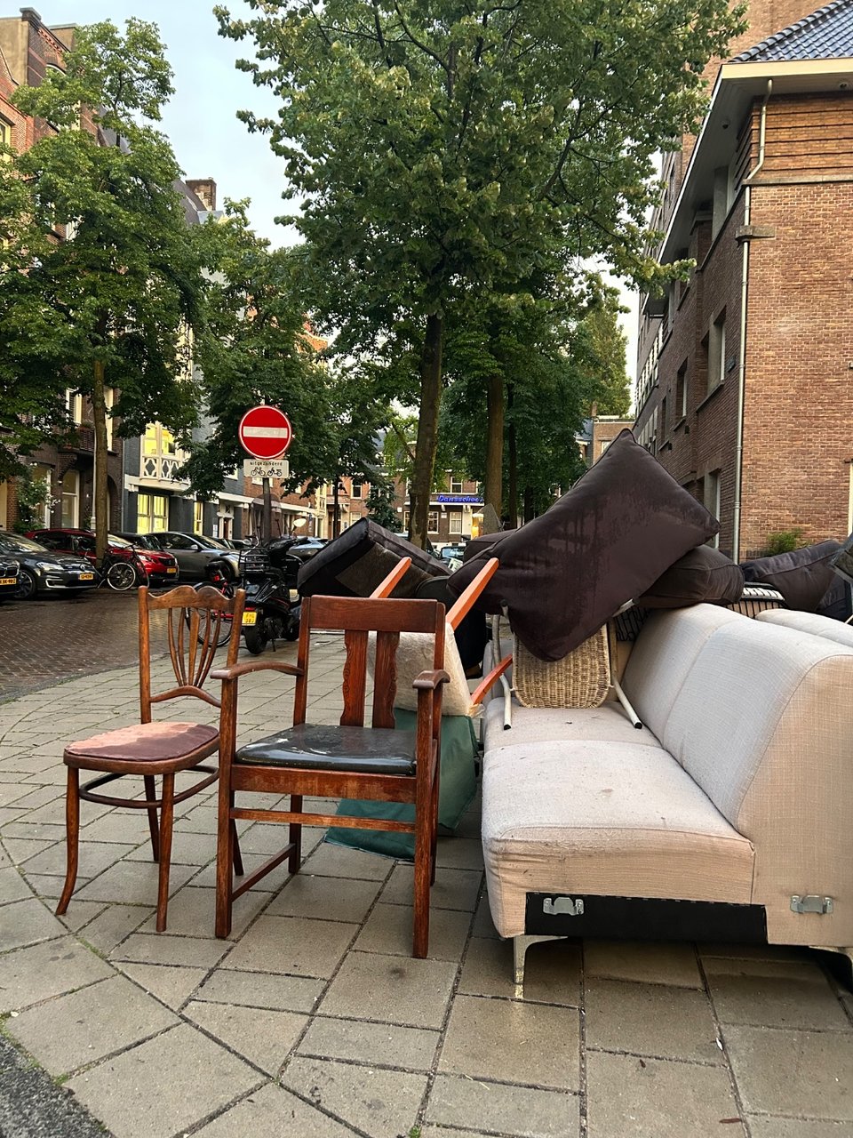 Ik kon niet alle stoelen meenemen. Deze staan er nog!