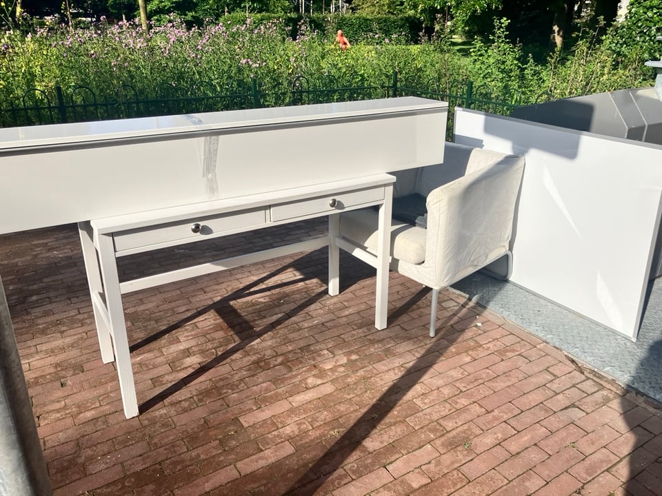 Desk, seat, white board and kast