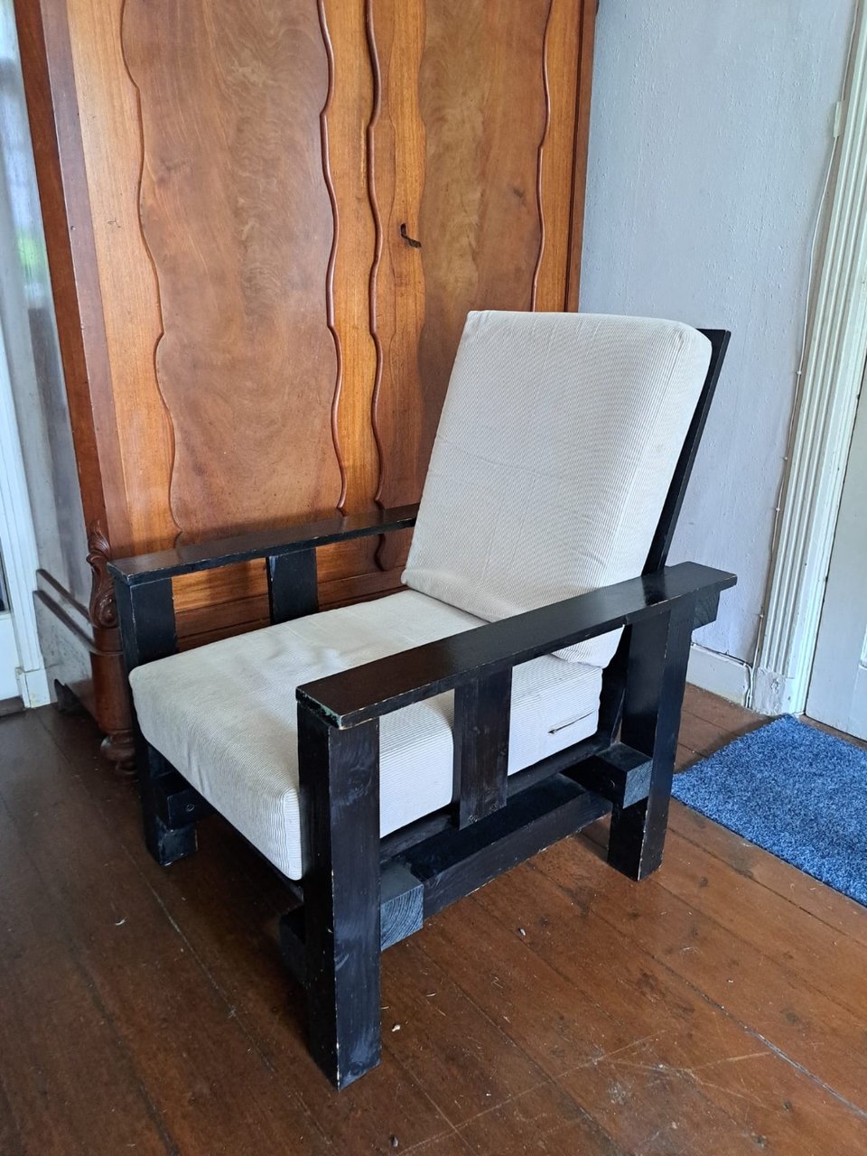 Selfmade wooden chair, cushions included
Available for pick up at Linnaeusstraat before Thursday evening
Dm @floor.kuiper