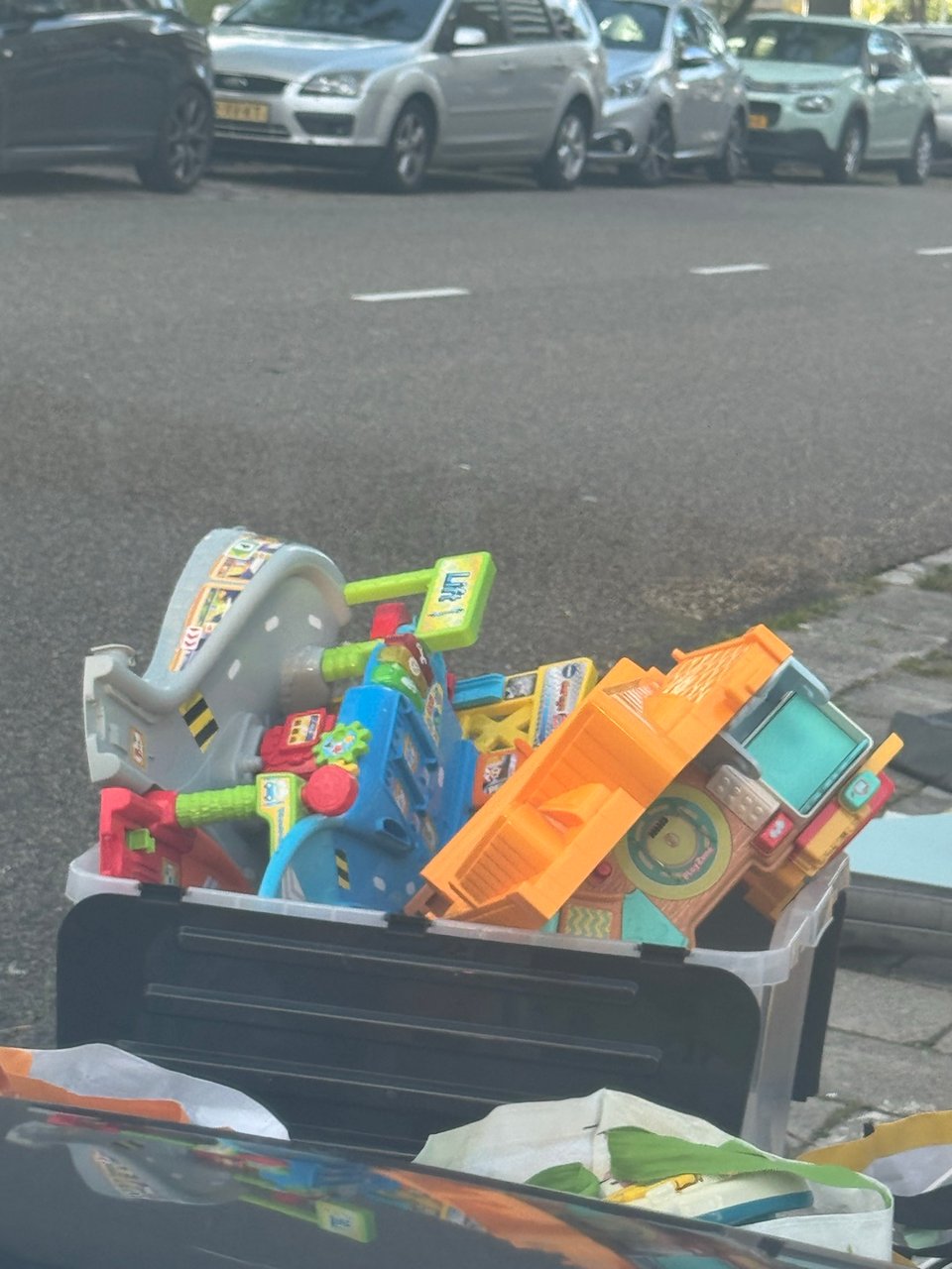 Toettoet auto’s sets met auto’s 
Sommige goede conditie, maar heb snel gezien

Toet toet cars sets with cars
Some are good condition, but I looked fast
