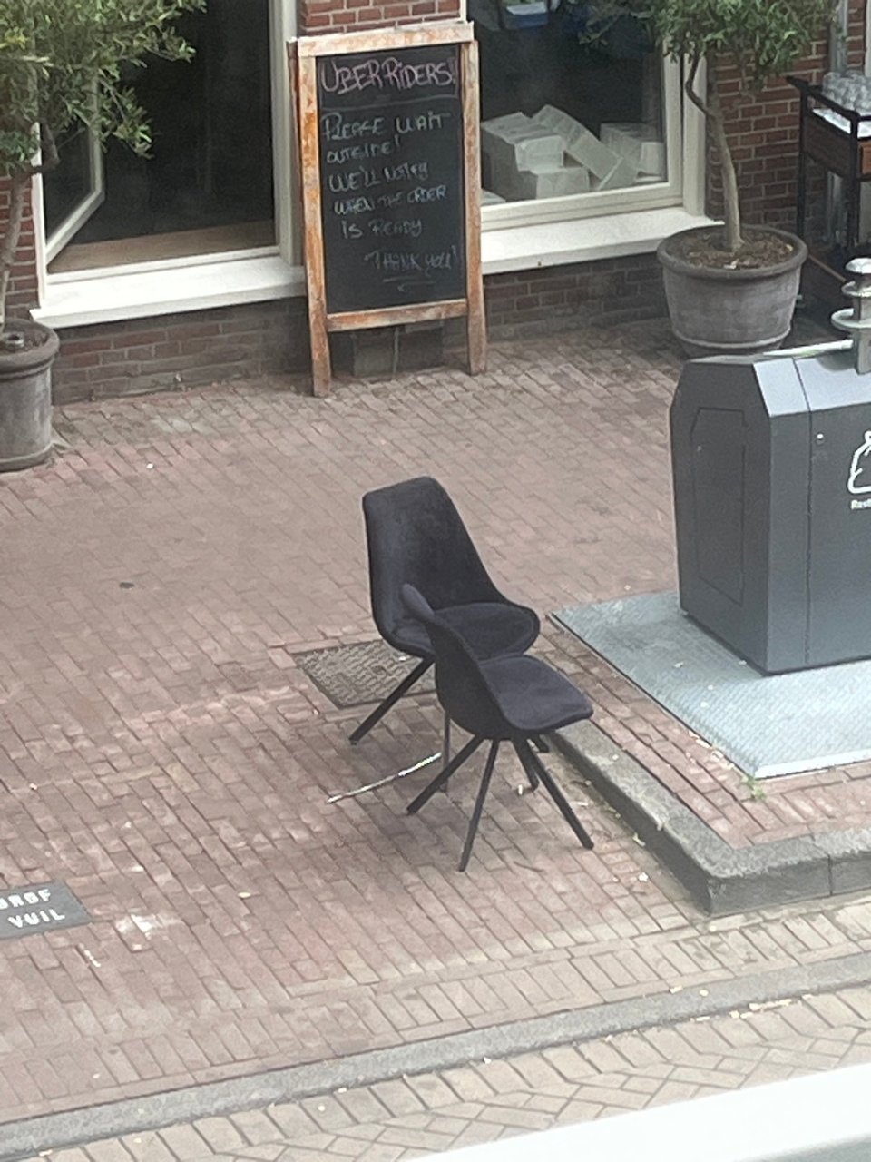 Zwarte stoffen stoelen