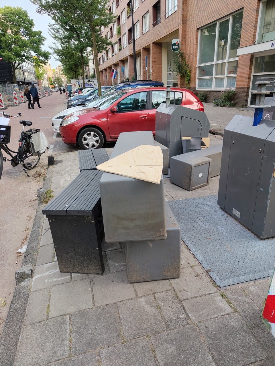 4 grijze, plastic banken (hol, dus niet zwaar) en 2 bankjes van zwart 'hout' (composite, dus zwaar)