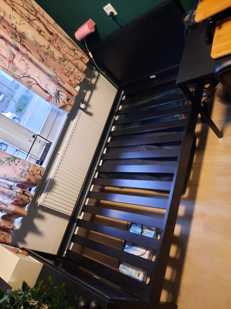 Eenpersoons bed, van Ikea. Eventueel inclusief matras (die is heel weinig gebruikt als logeerbed en altijd met een dubbele hoes, dus nog heel schoon). Het bed is al uit elkaar gehaald. Gratis op te halen. Aanbellen bij nr 21A.