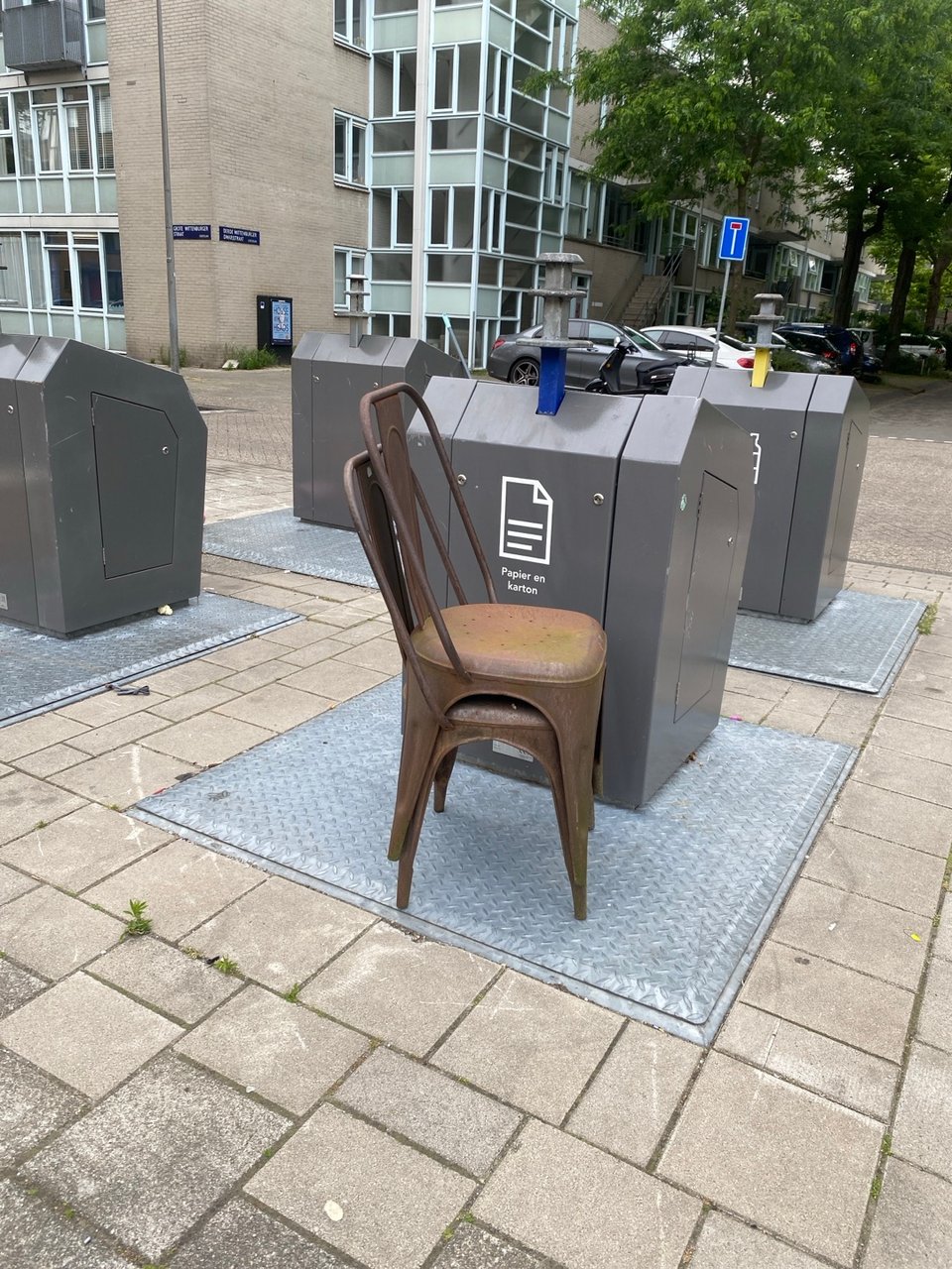 Two (rusty but solid) iron chairs, a cool export wooden box, ca 1,20 m long