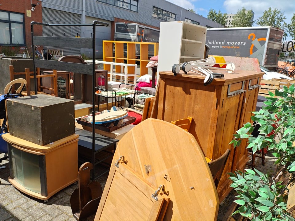 Gratis ophalen kringloopwinkel Tweede kans en meer is al gesloten en is aan het inpakken. Er staat ook een container naast.