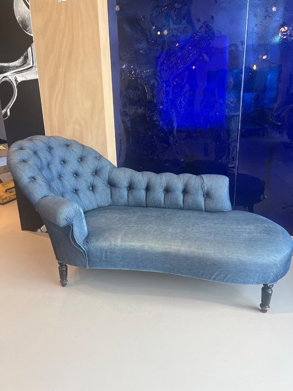 Denim sofa for take away ! Its inside our office , so ring at nr 430 and we will open the door during office opening times !