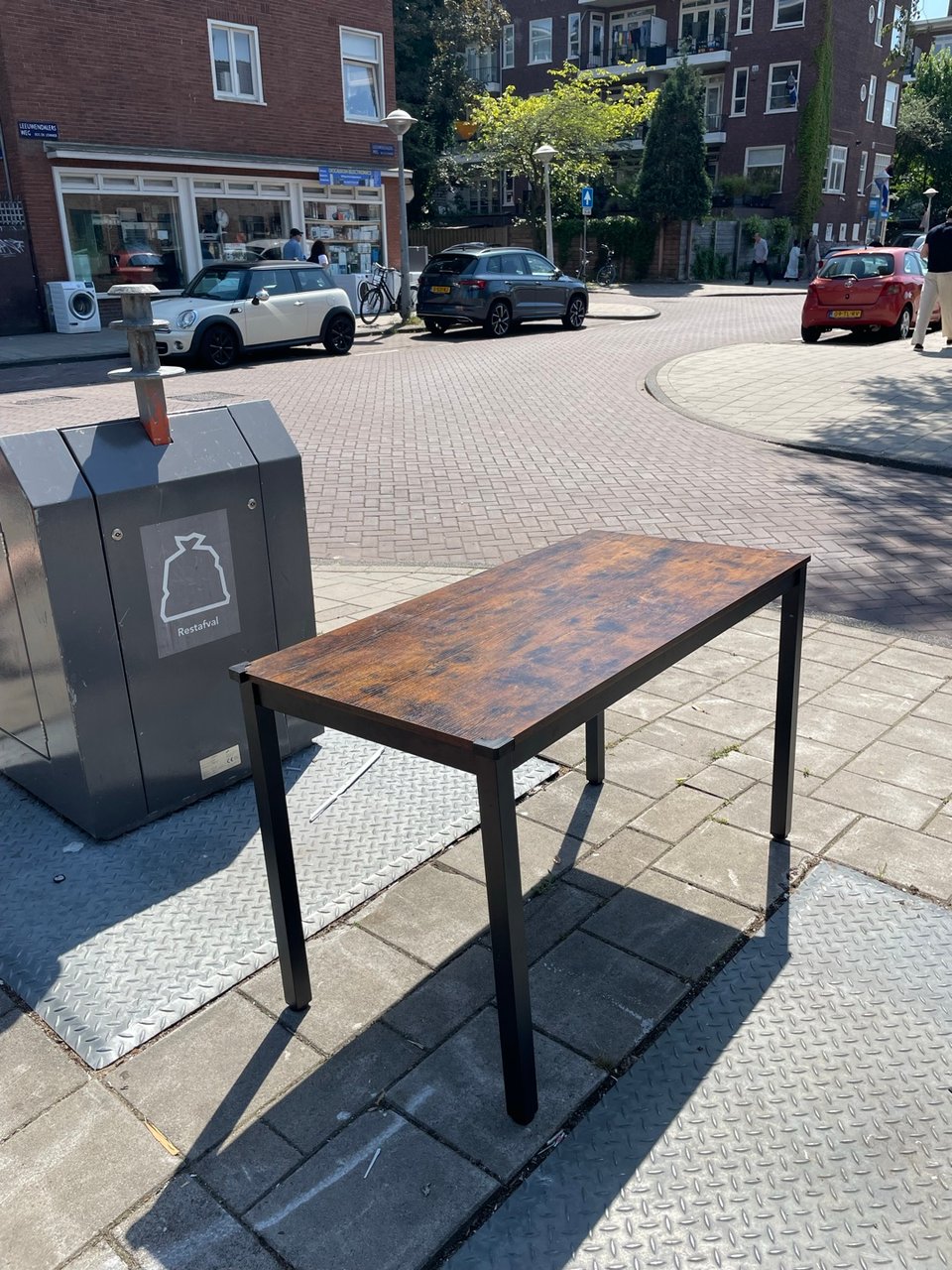 Tafel (donker laminaat hout met zwarte poten)