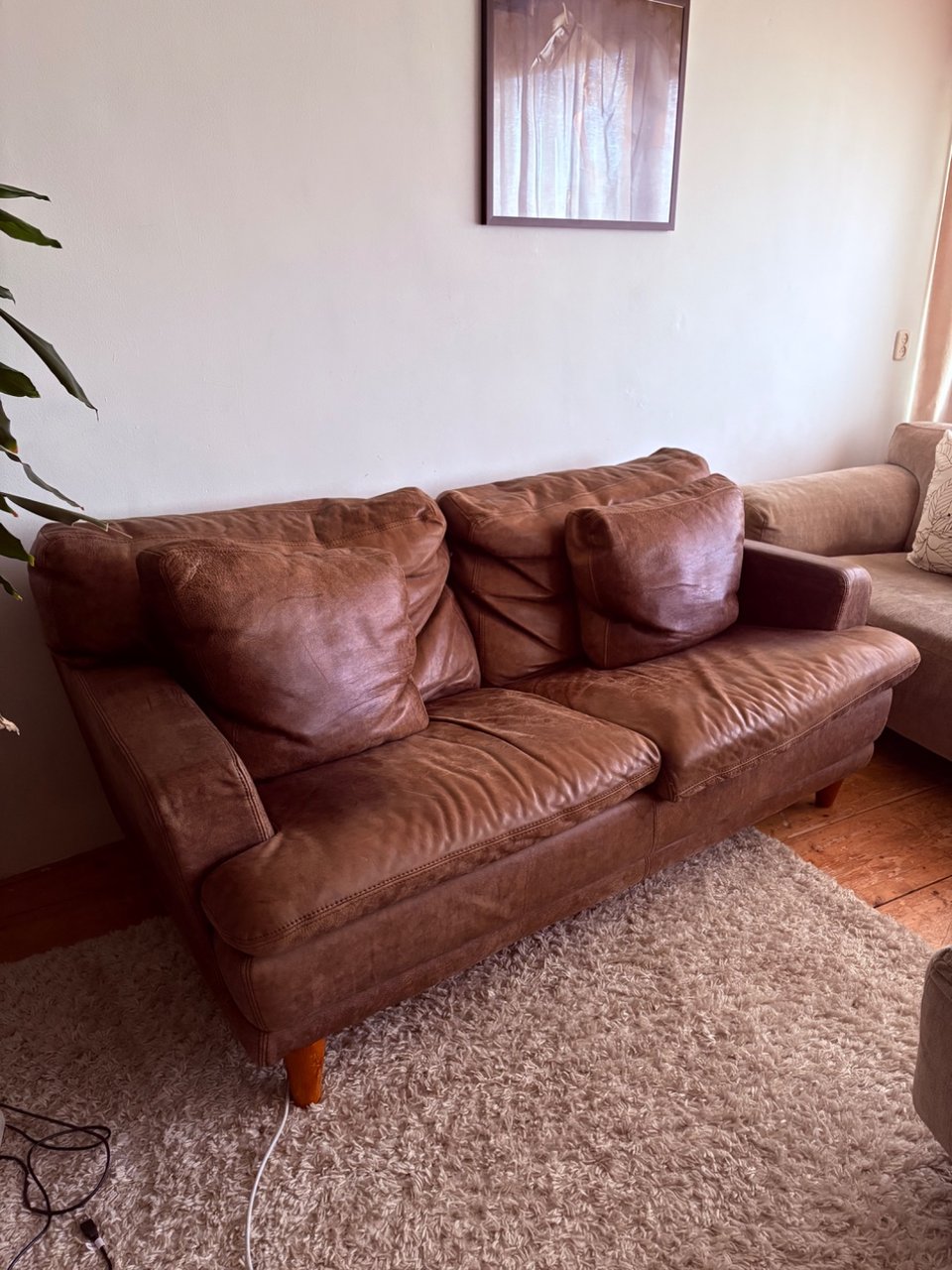hi! Giving my couch away for free, it’s really comfortable and has a nice color brown. It doesn’t fit trough my front door of my new place sadly… please send me a message: 0649646833 if you want to pick it up!