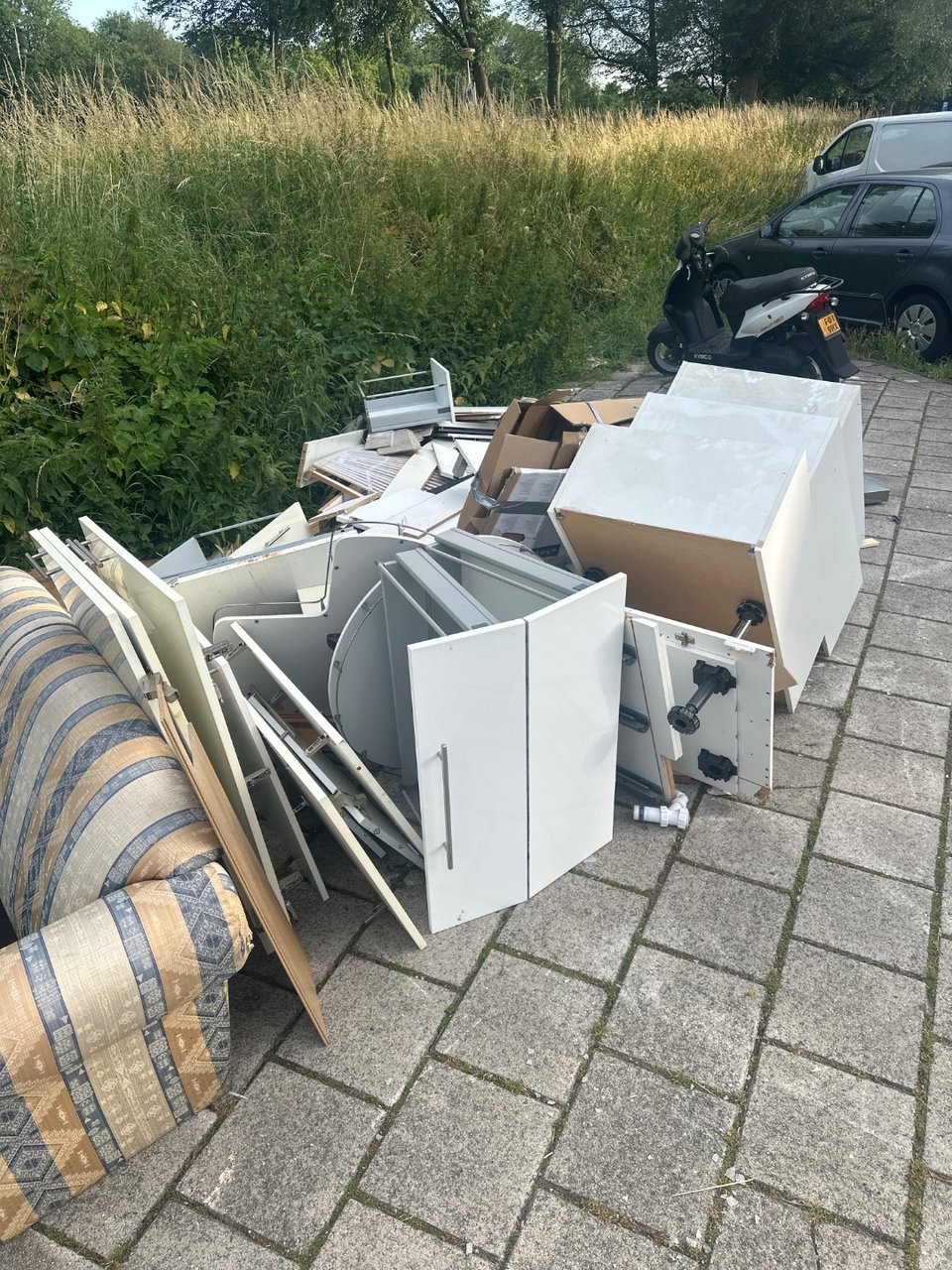 IKEA Metod kitchen with many drawers, doors and side panels. Looks like it’s all reusable.