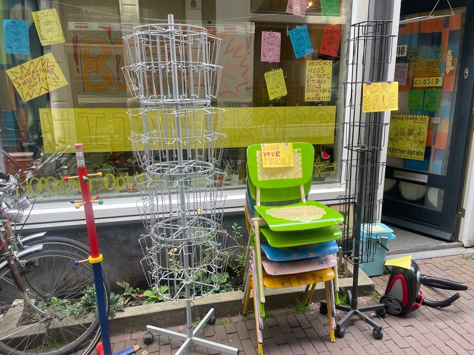 Moving out today, come by take what you need, very diverse things, from chairs to lamps to paper, etc.