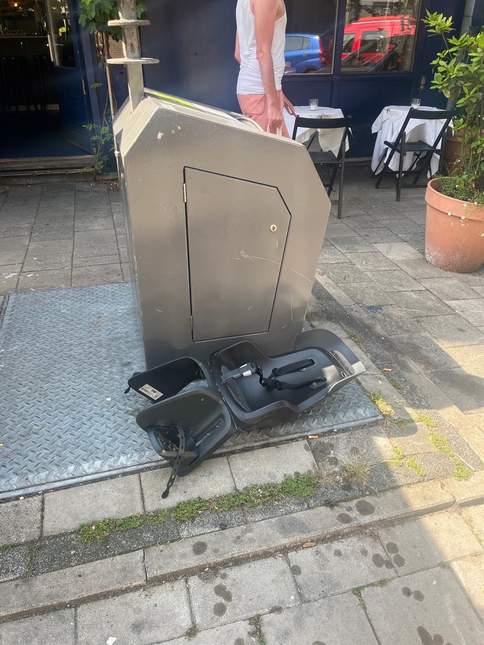 Perfectly usable bicycle seat for children next to cafe Beurre.