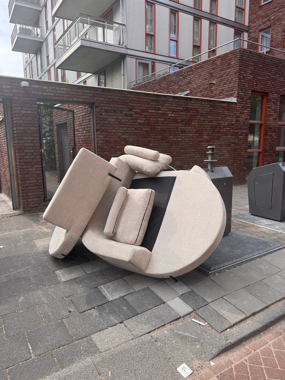 Mooie rondvormige L bank. In goede conditie. Geen zichtbare beschadigingen. Wel wat lichte gebruiksporen. Ook nog een mini koelkast en toaster zien liggen.