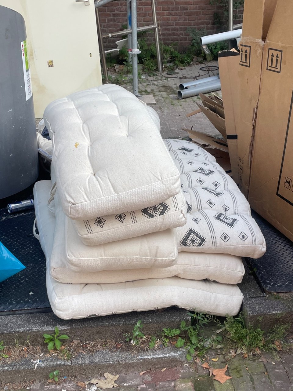 Outdoor pillows white looks clean