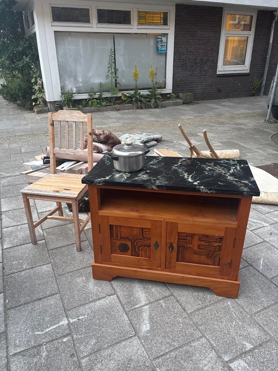houten dressoir of tv meubel met gemarmerd blad (beschilderd als marmer)

Beschilderd met computer-elementen 

Ongeveer 84x42x69,5

Ook een pan en een stoel