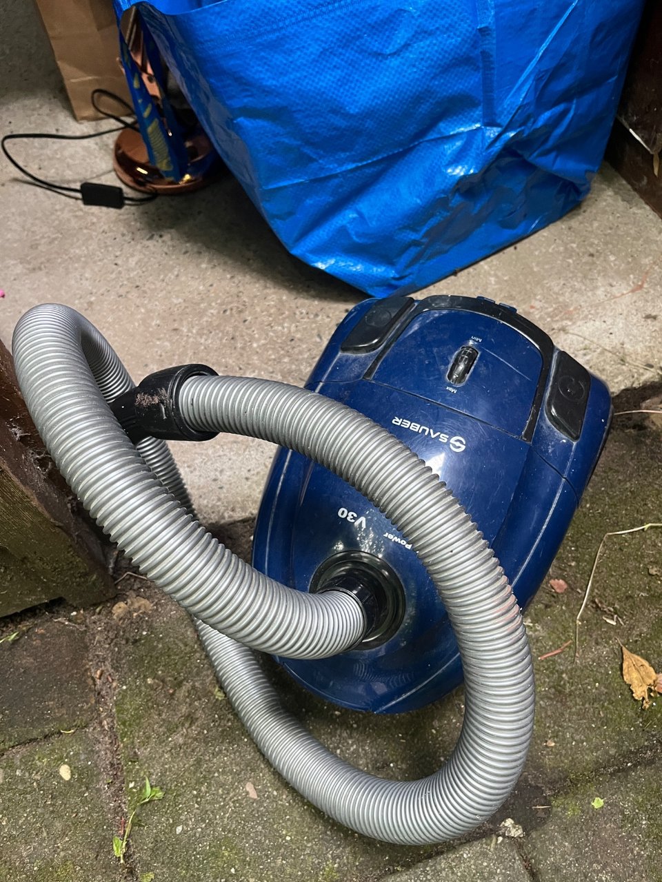 Vacuüm cleaner, lamp and microwave are ALL WORKING

Going to the streets tonight, if you’d wanted, call 0683238460