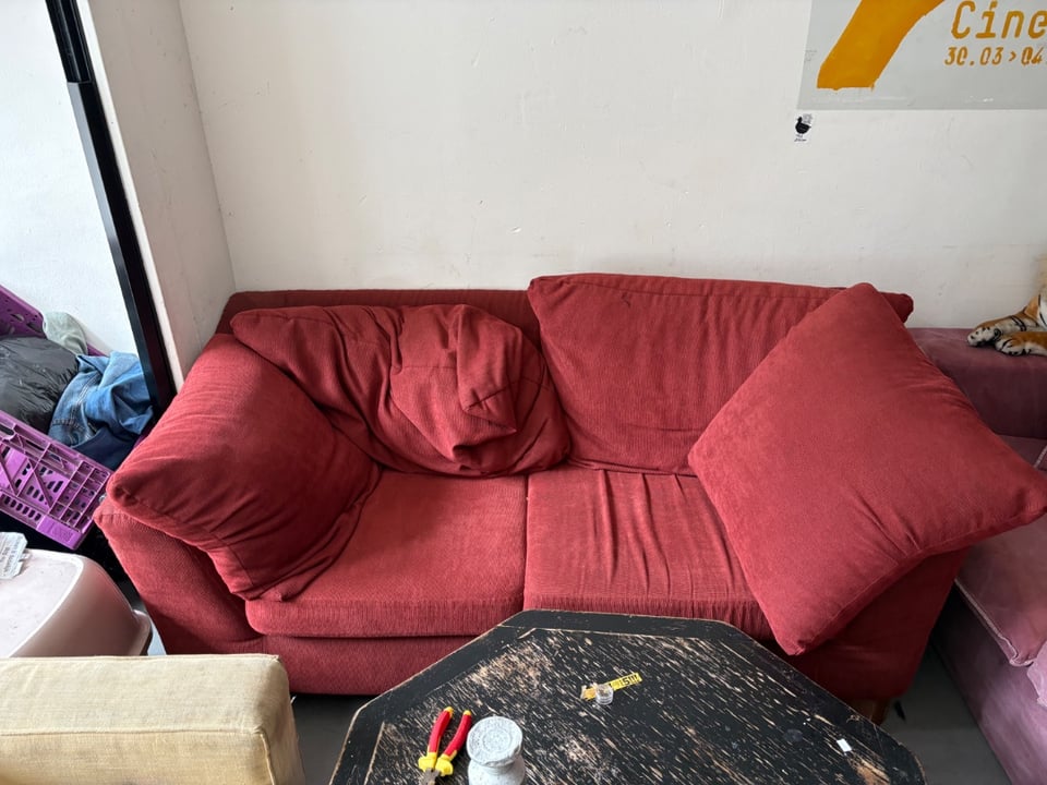 Twee banken. Vandaag gratis op te halen bij roetersstraat 170.