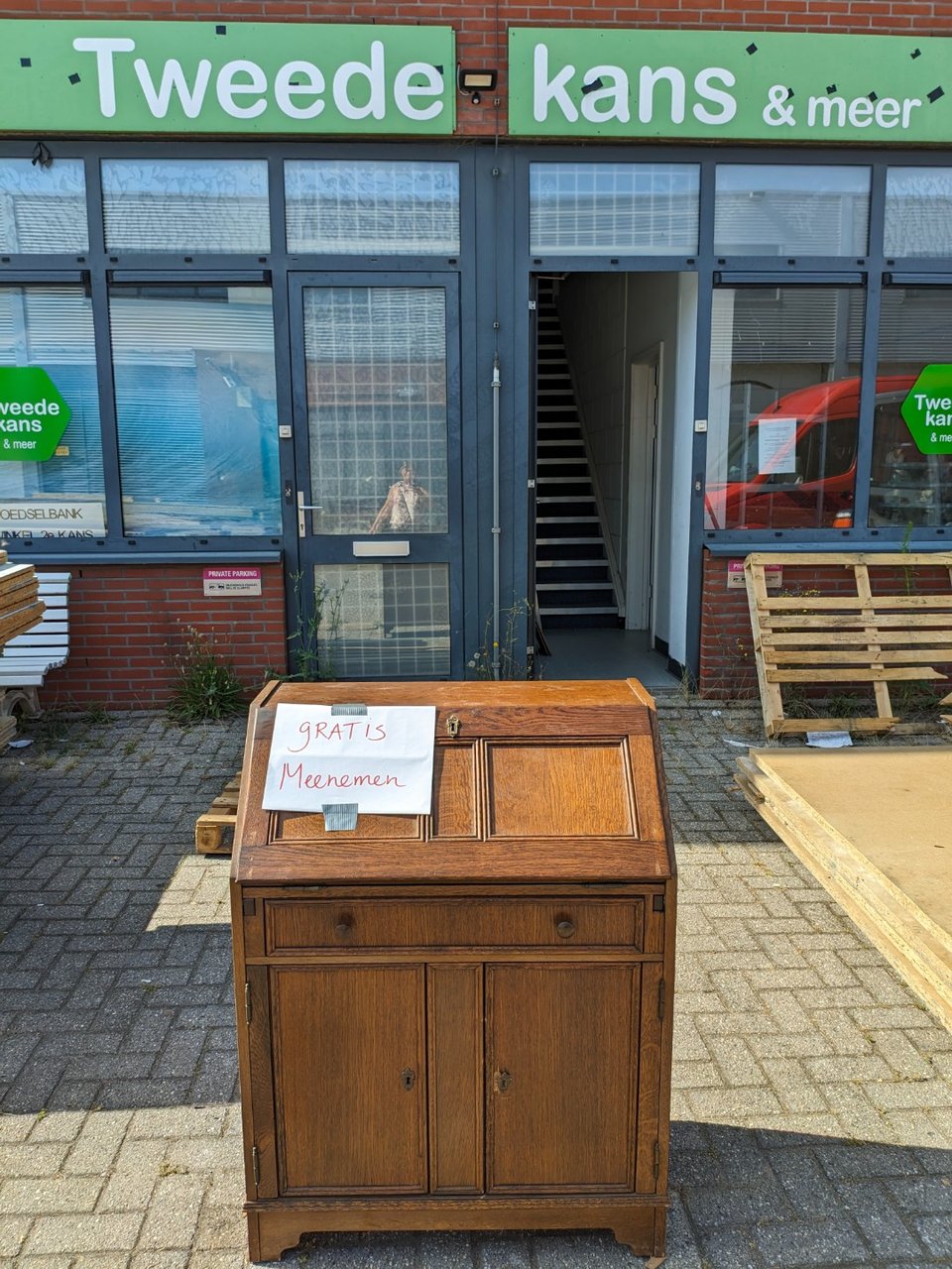 Gratis meenemen secretaire. Heeft wat liefde nodig. Zit dicht en heeft geen sleutel.