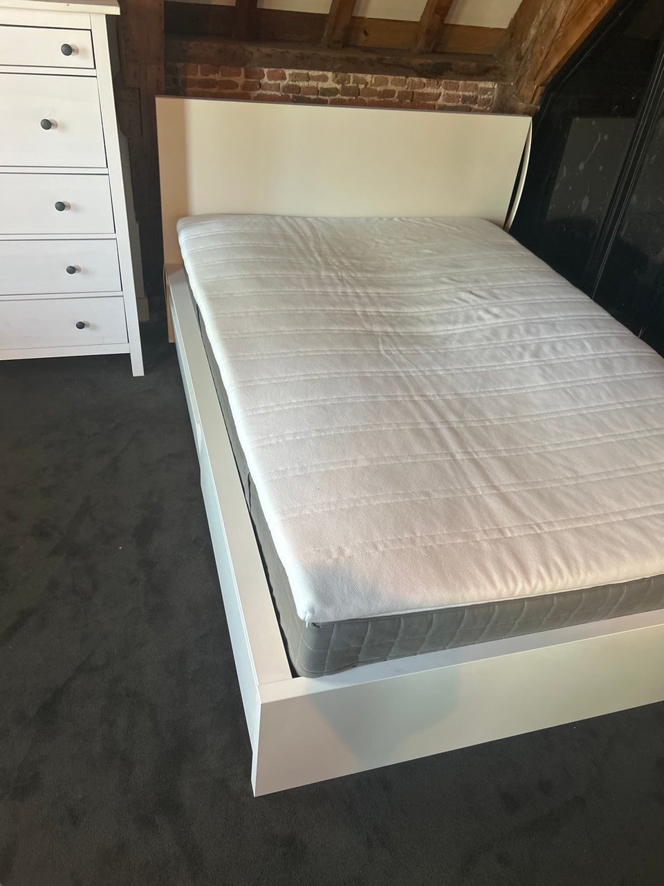 Has to be picked up before monday! Bedframe with 2 deep drawers, slatted bases, central beam, mattress and topper. 140 x 200 cm.