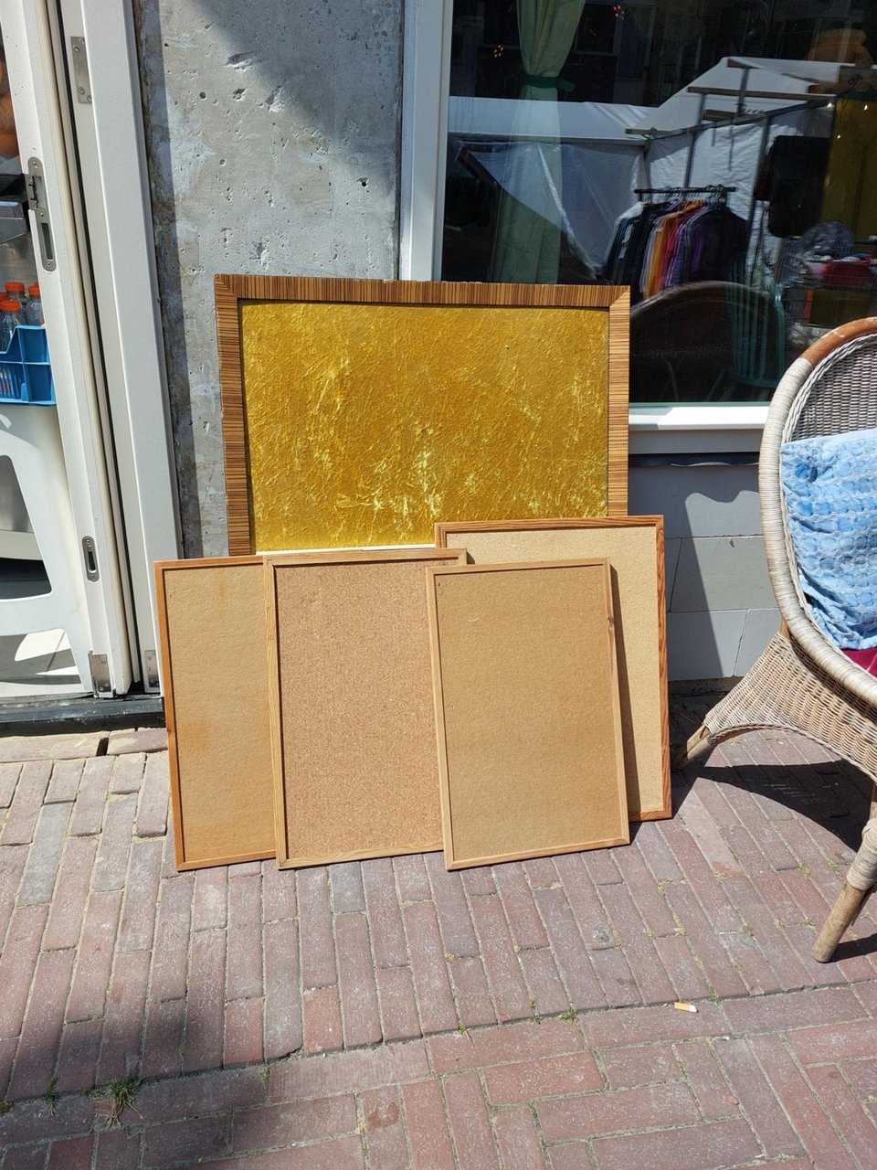 Het Afvalpaleis is weer open na de renovatie van de pui. Mooie en gratis spullen binnen en buiten, we zijn een doorgeefwinkel, welkom!