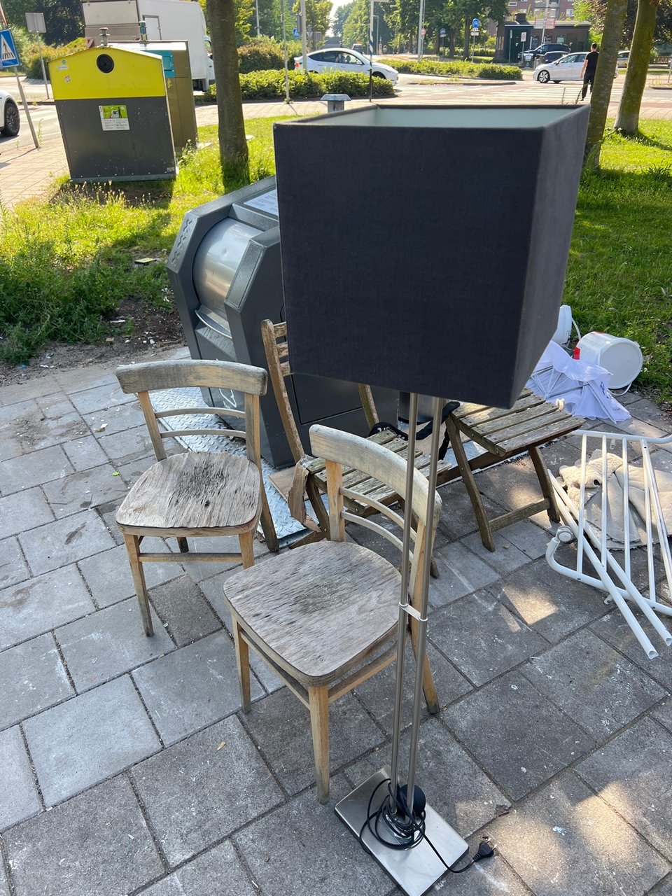 Lamp en houten stoeltjes