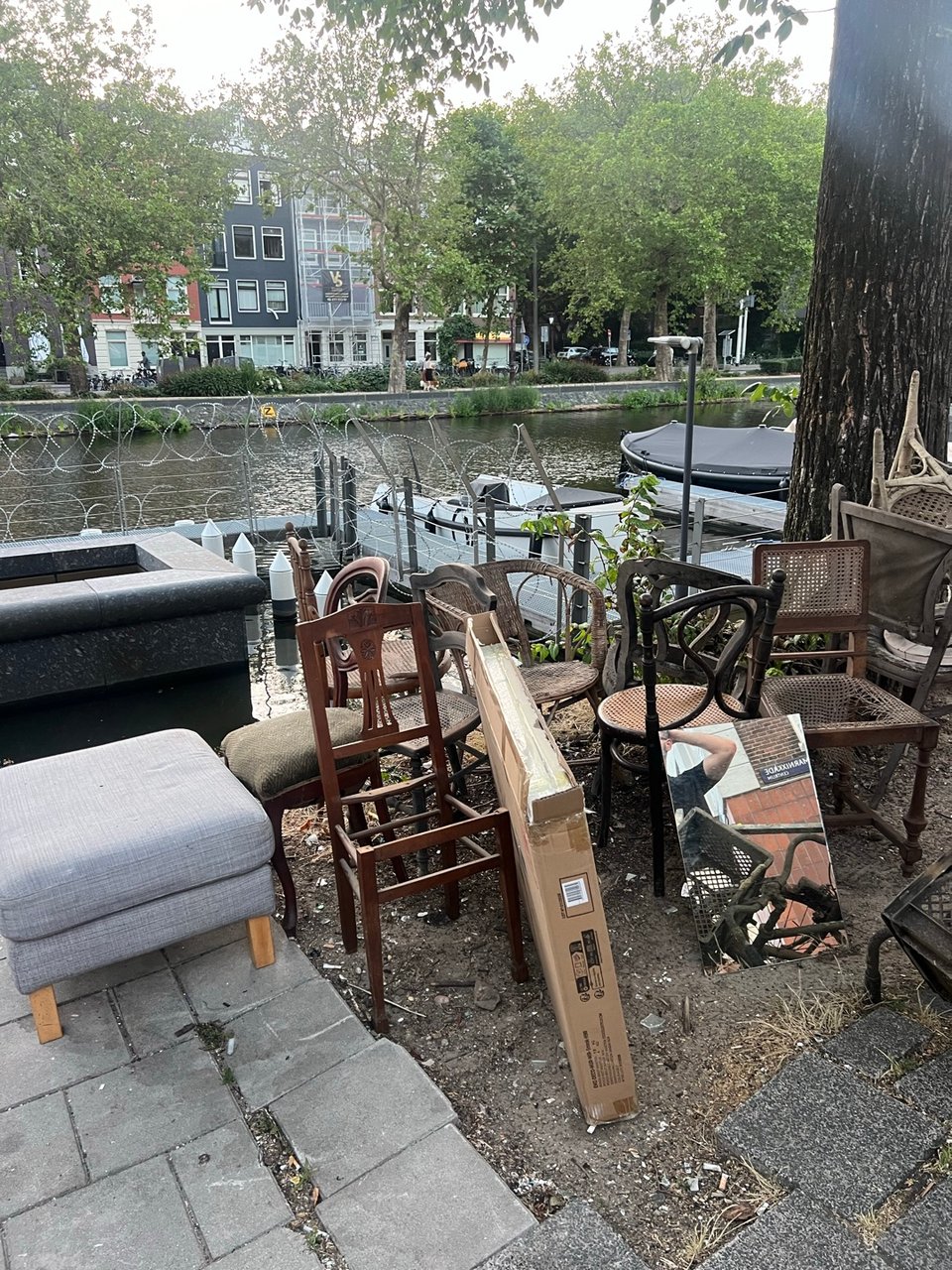 Chairs, mirror, puff