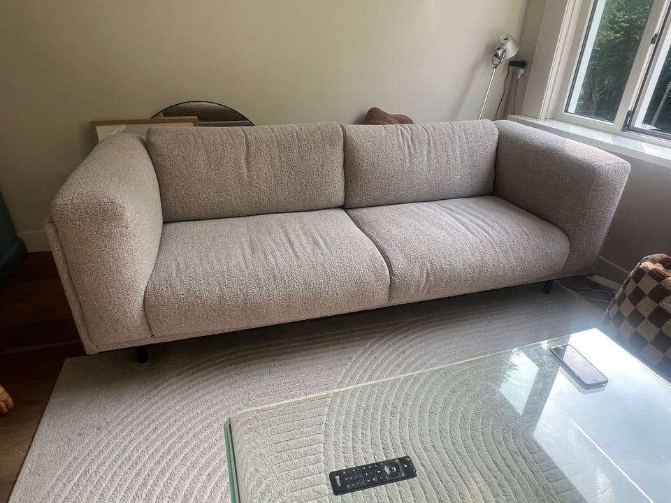 Bank in hele goede staat, geen vlekken of slijtage. Afmetingen 220 x 85. Gratis af te halen tot 11.30 vandaag. Dm voor meer in info.