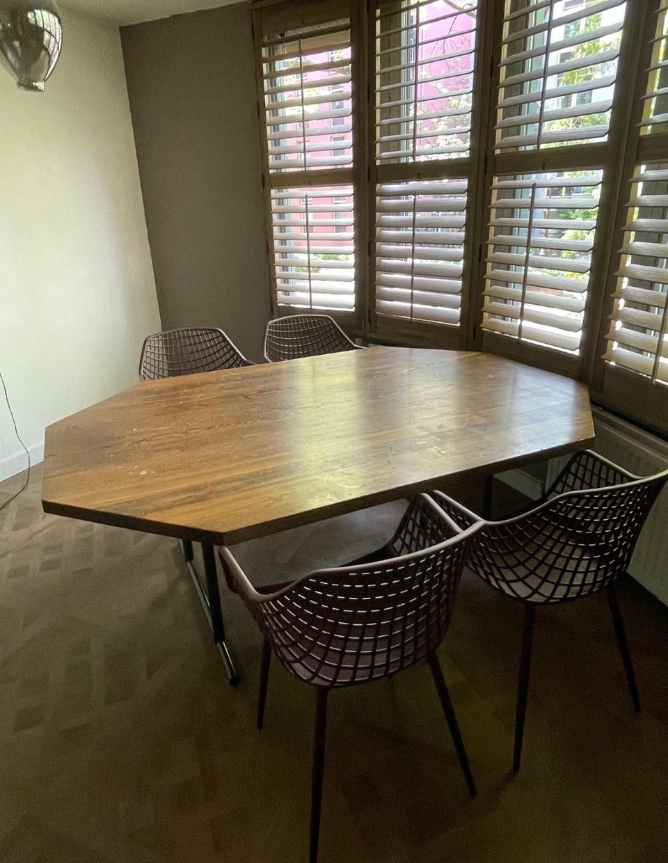 Eetkamertafel, ter hoogte van Dijkstraat 47