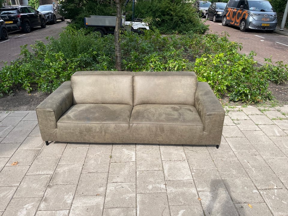 Bank en lange spiegel