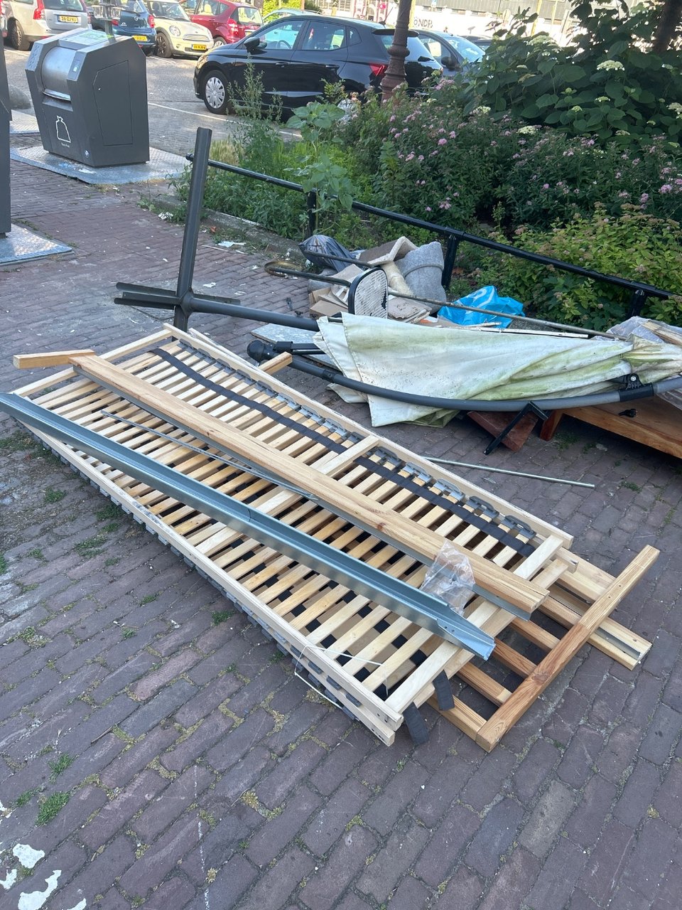 Simple IKEA bed (1.60), complete with screws