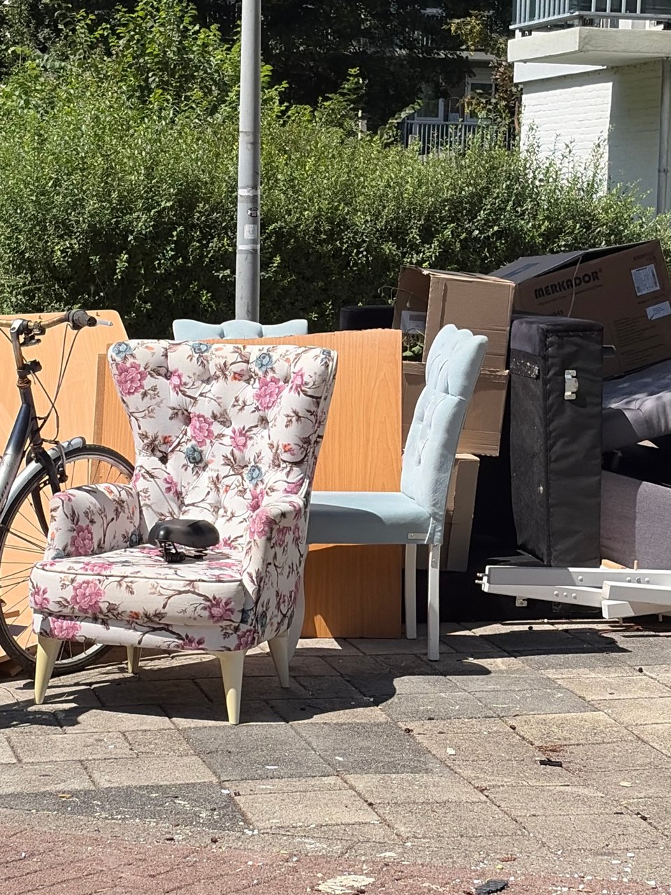 2 blue chairs 1  flowerchair r