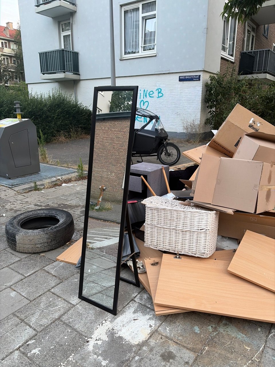 Mirror and big plantpot (60xm high ?)