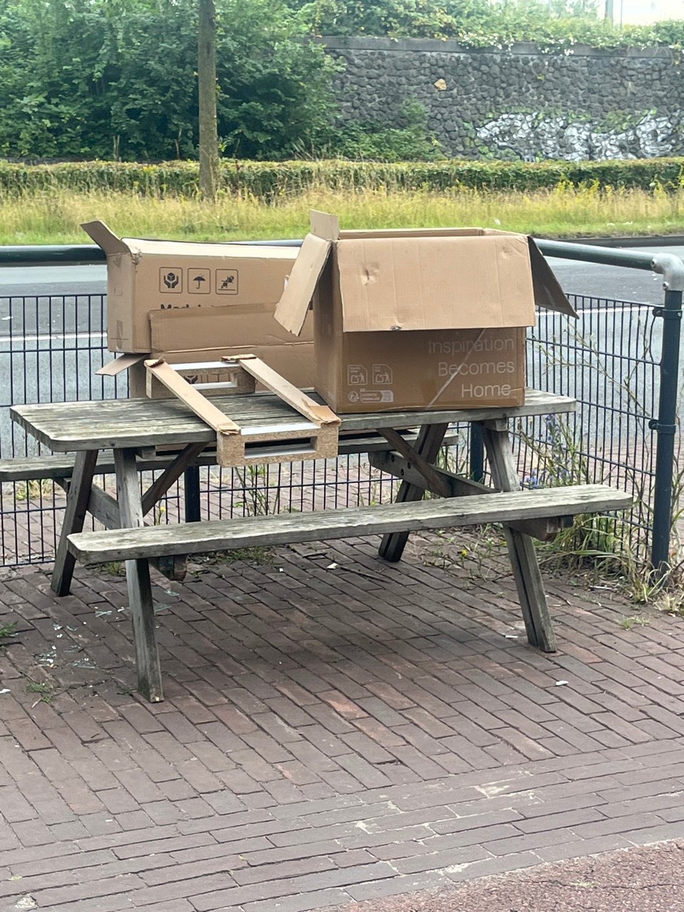 Picknick bench, not new think it needs a cleaning and is not rotten