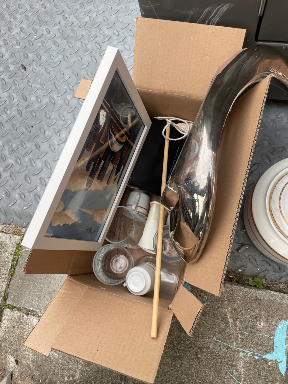 Chicago poster, a few glad cups, cat toy, swan statue and the pot in the second photo