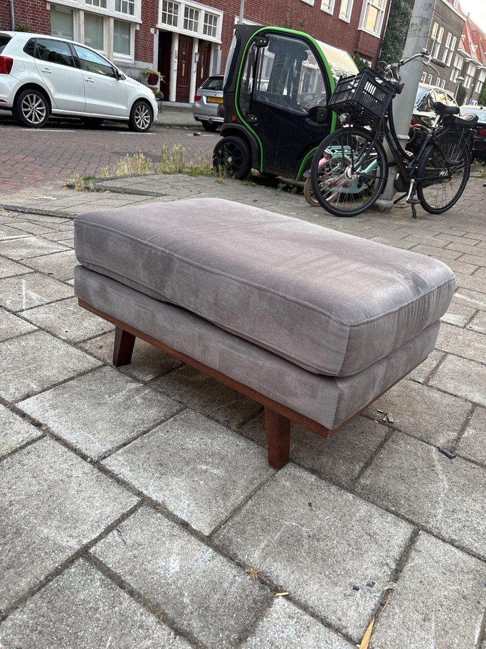 Poef, kleden en lamp