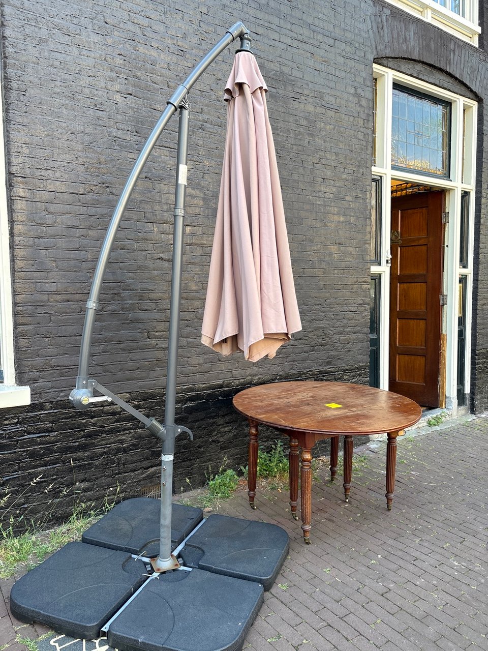 Parasol & wooden table