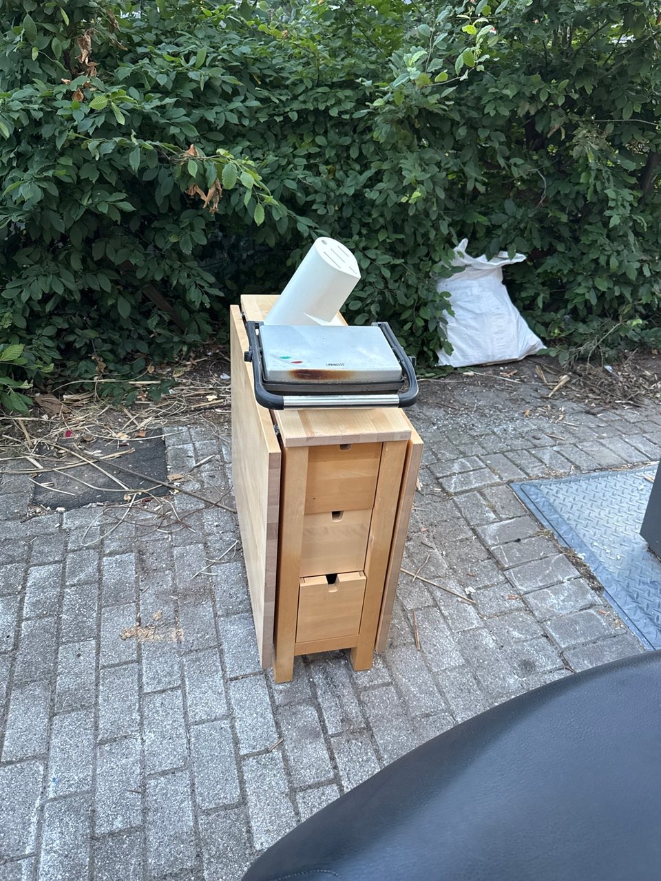 Folding table and a grill toaster