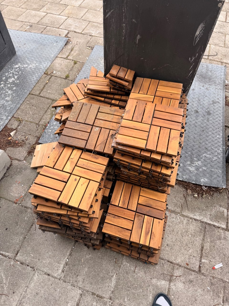 Houten vloertegels voor in een tuin of op een balkon.