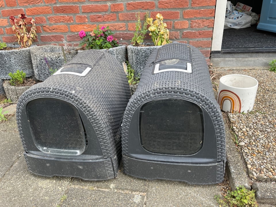 2 cat litter boxes and a flower pot. All need a cleaning, but other than that in good condition.