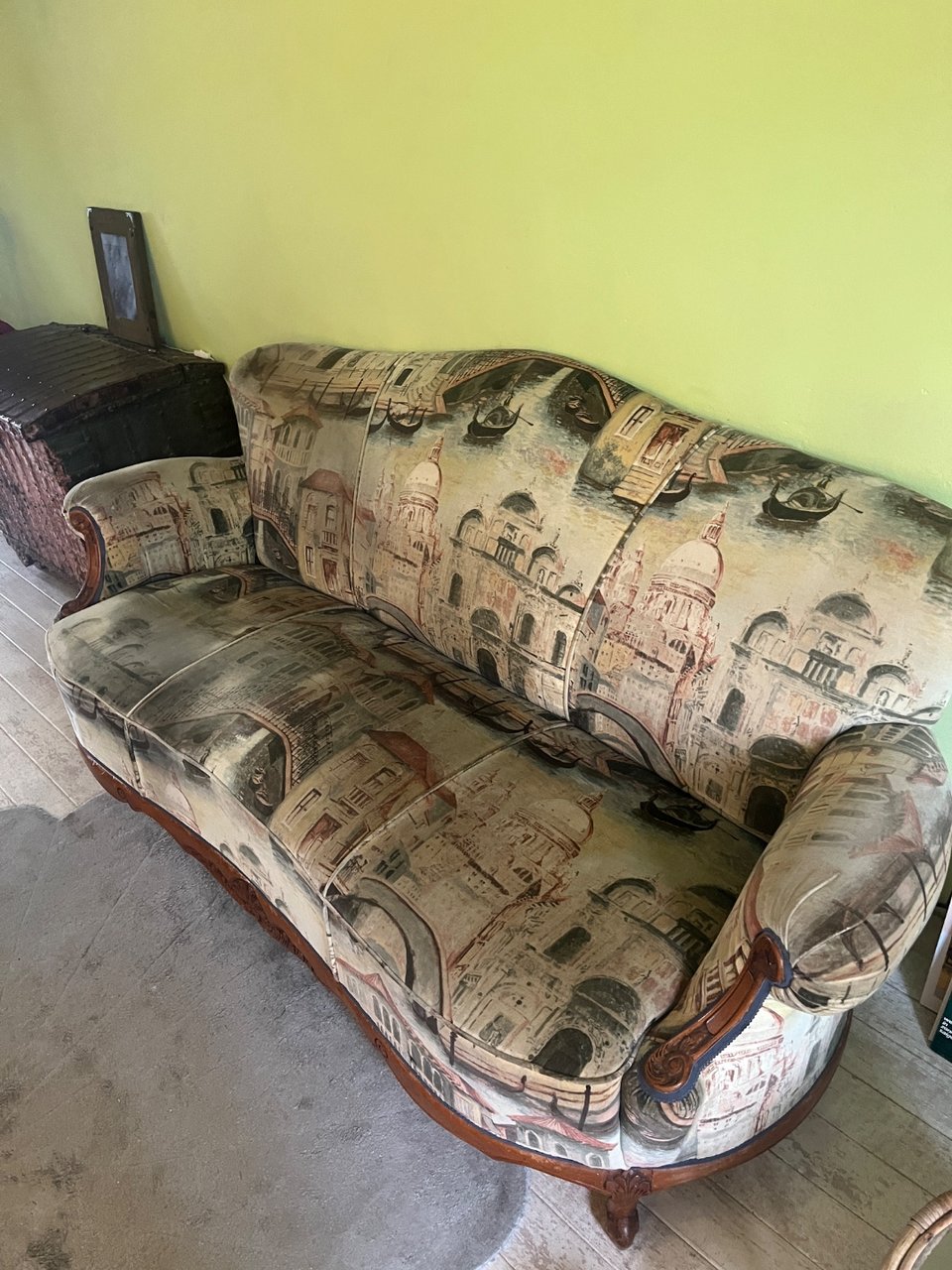 Bank en fauteuil met Venetiaanse print. Dm bij interesse. Gratis op te halen!