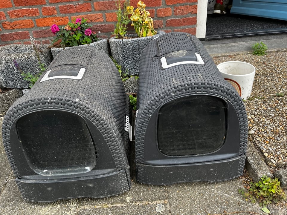 This is the correct address.

2 cat litter boxes and a flower pot. All need a bit of cleaning, but otherwise in good condition.