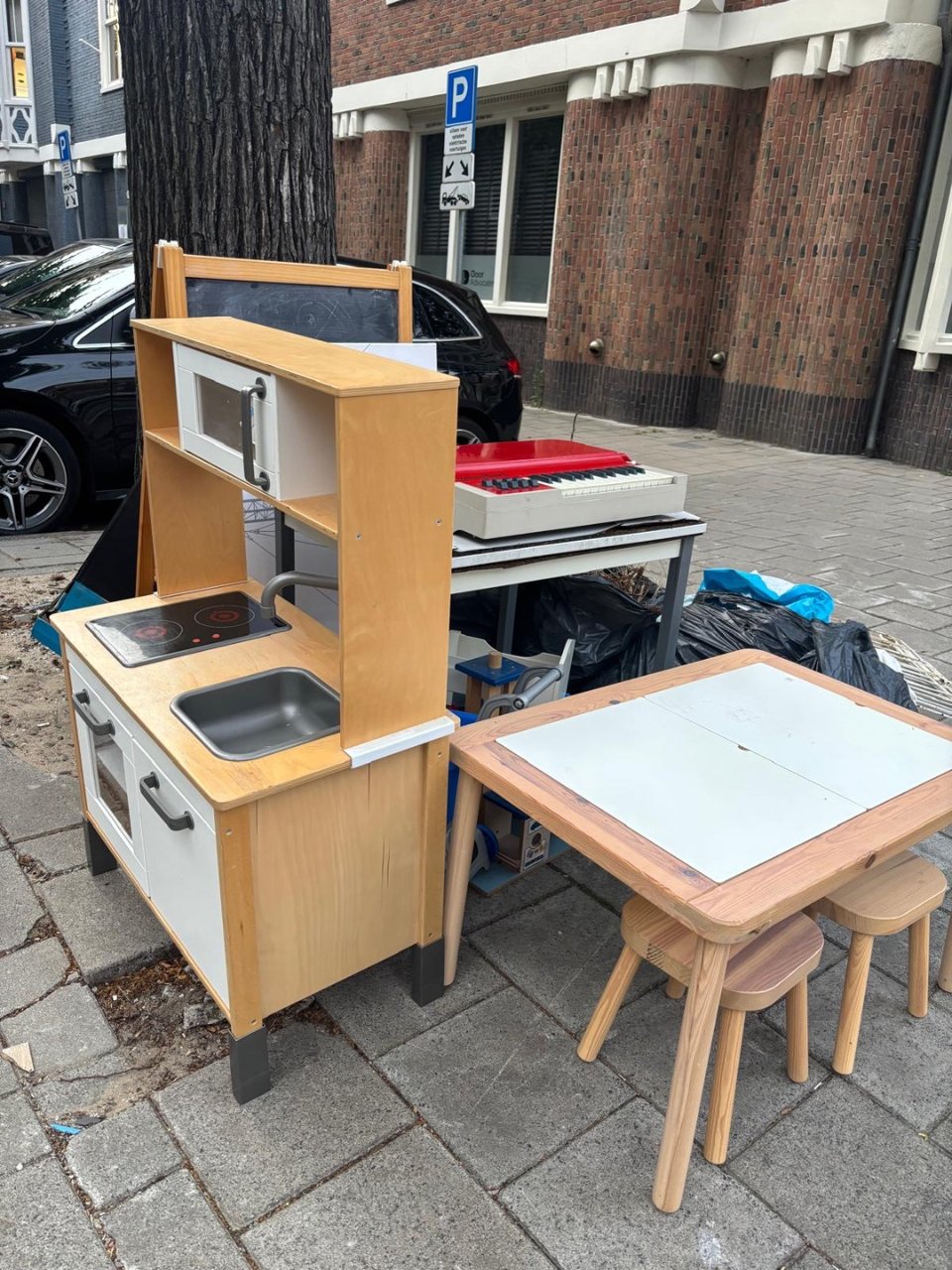 All kinds of kids stuff/toys (even wooden garage), old electric ‘piano’