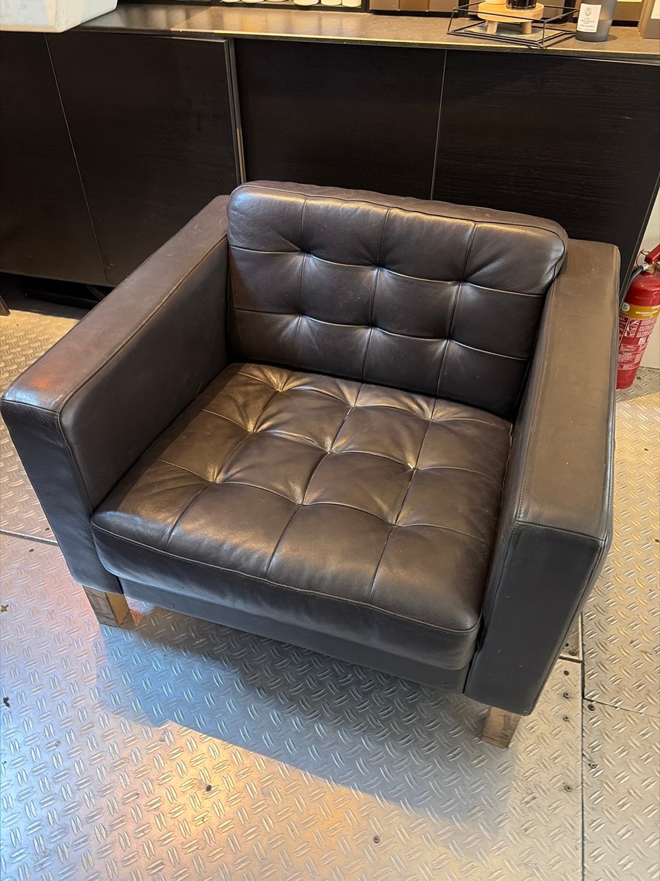 At my work cuts and curls    Loungechair  - first come first serve  - if you want sent dm on instagram messenger  - or it goes out later tonight/ korte leidse dwarsstraat