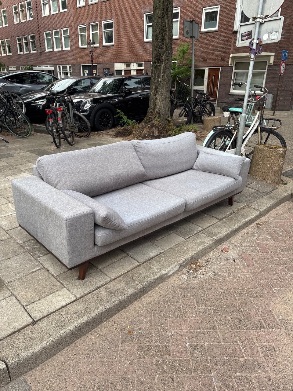 Bank in hele goede staat op de hoek van de van Rappardstraat en van Bossestraat in de Staatsliedenbuurt