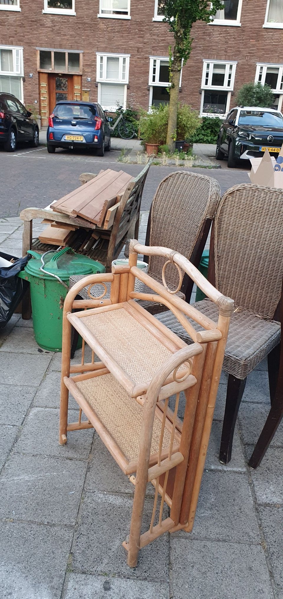 veel tuinspullen en houten bank met losse hardhouten planken.