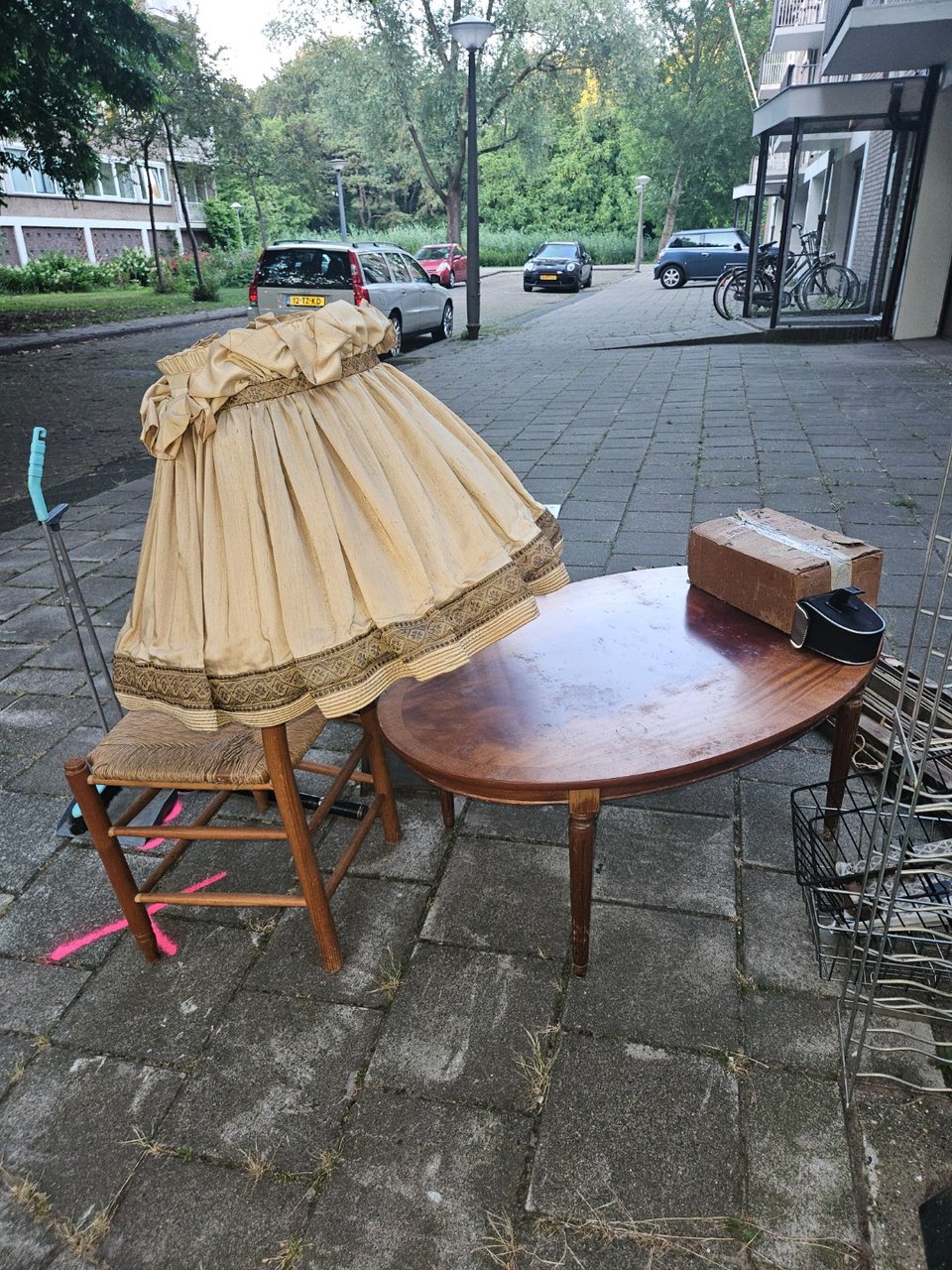 leuk laag koffietafeltje en oude lampenkap
