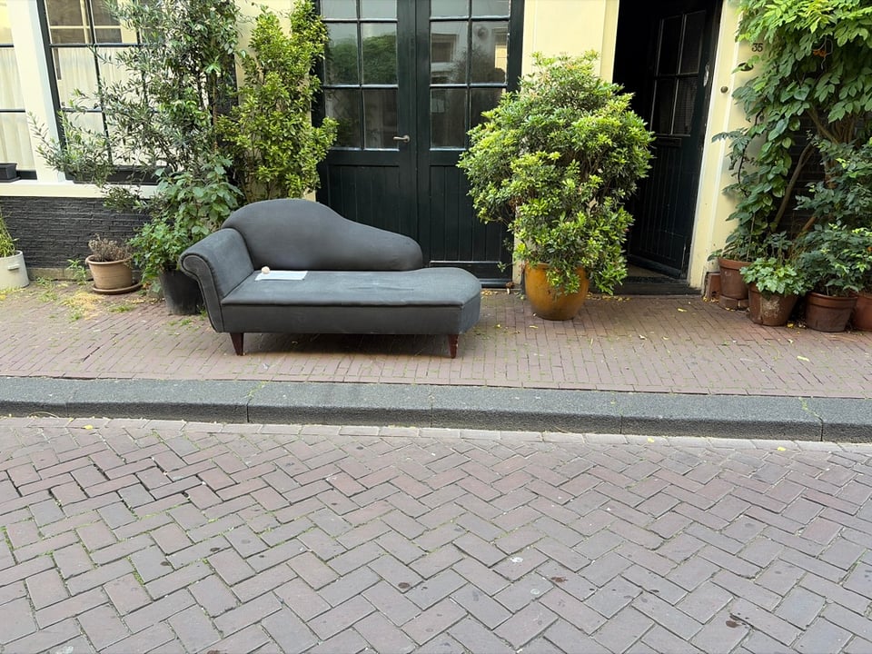 Chaise longue   ( posted again  its still here  - note on it : free