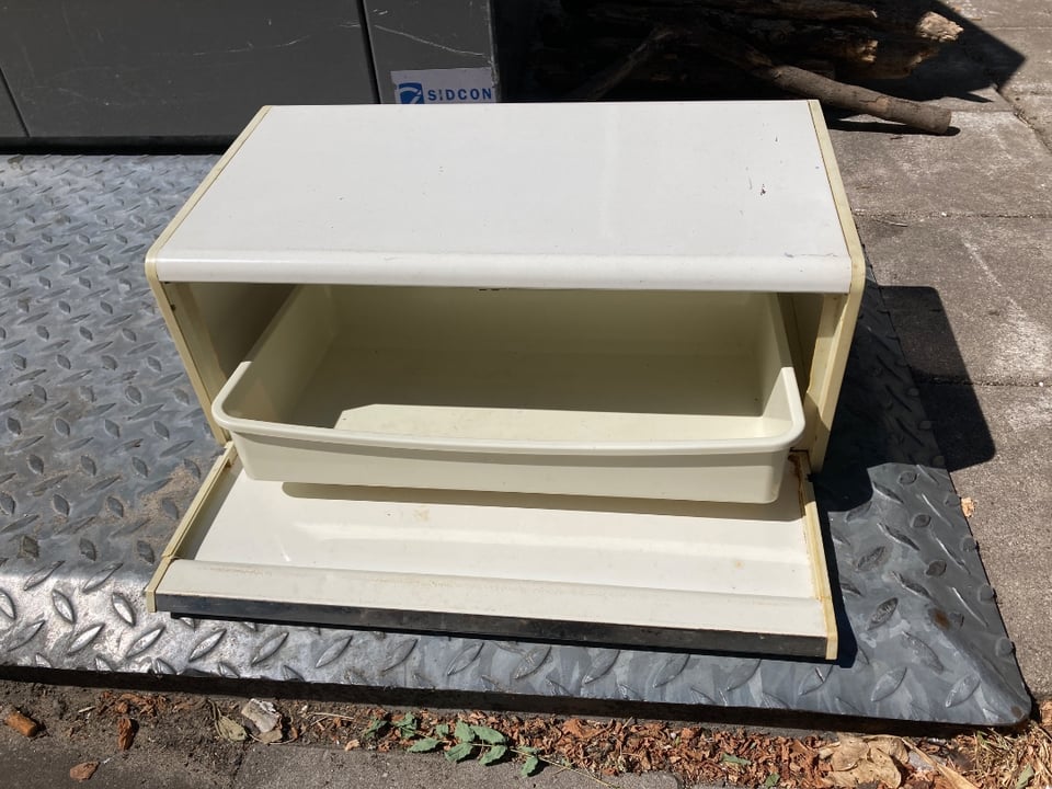 Leuke vintage grote Broodtrommel van Brabantia. Met een originele bak erin. Ook leuk voor andere opbergspullen.