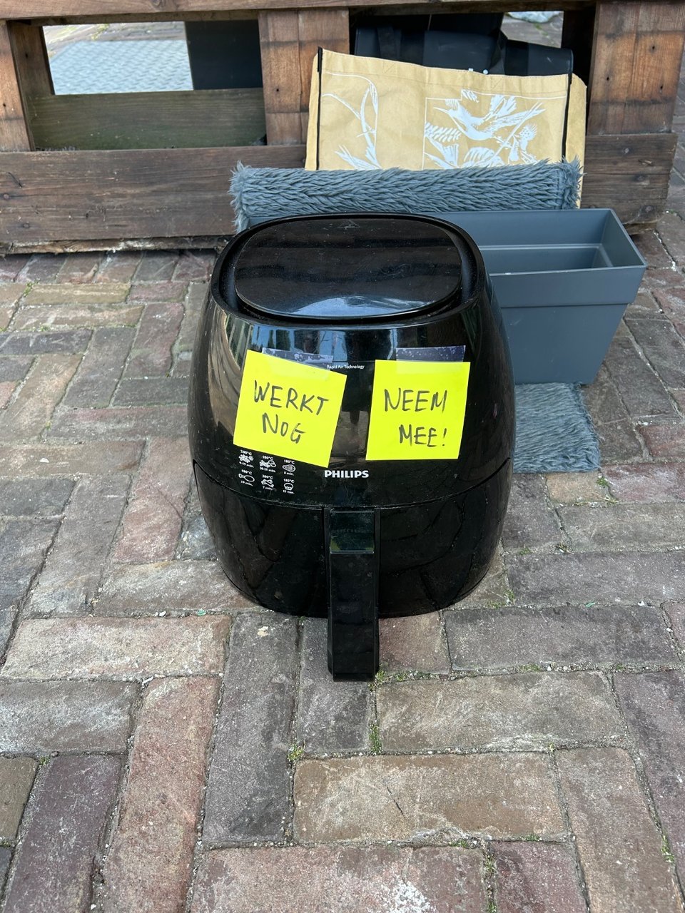 Philips Airfryer, still works, needs cleaning